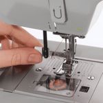 MAQUINA-DE-COSTURA-SINGER-FACILITA-4423-CINZA-220V