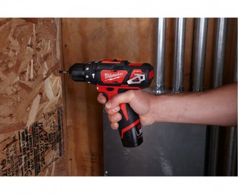 PARAFUSADEIRA-E-FURADEIRA-DE-IMPACTO-MILWAUKEE-2408-259-3-8-12V