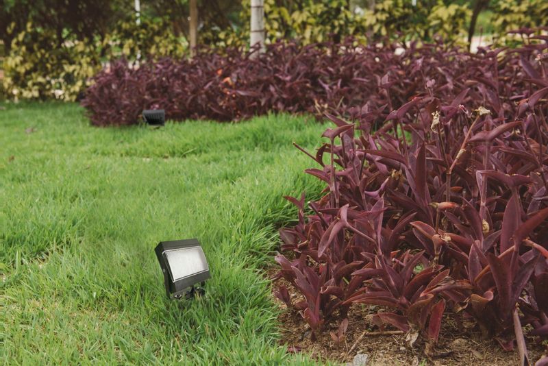 REFLETOR-LED-COM-ESTACA-75W-6000K-ABS-E-POLICARBONATO-ECOFORCE-18442-PRETO-BIVOLT