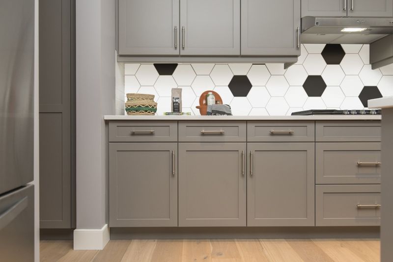 REVESTIMENTO-PARA-PAREDE-INTERNA-E-EXTERNA-CERAL-1145X1145-HEXA-BLACK-ESMALTADO-BOLD-A-102