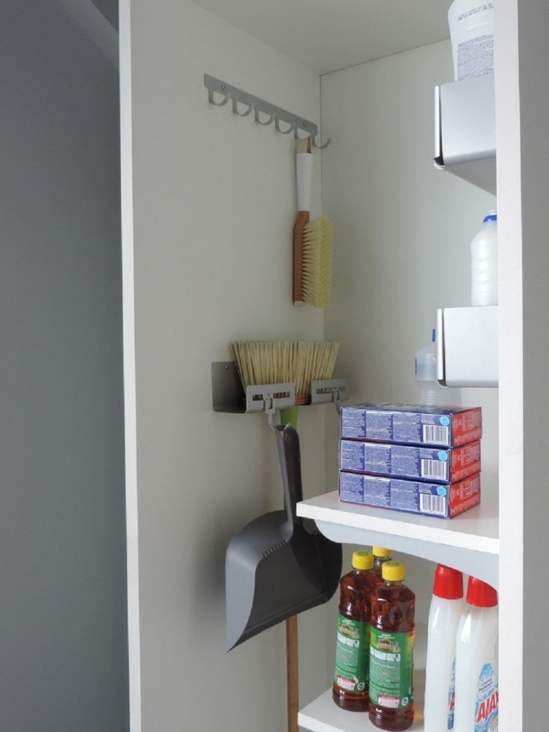 PENDURADOR-DS-ARTEFATOS--DS13008BR-6-GANCHOS-ACO-PINTADO-55X43X35-BRANCO