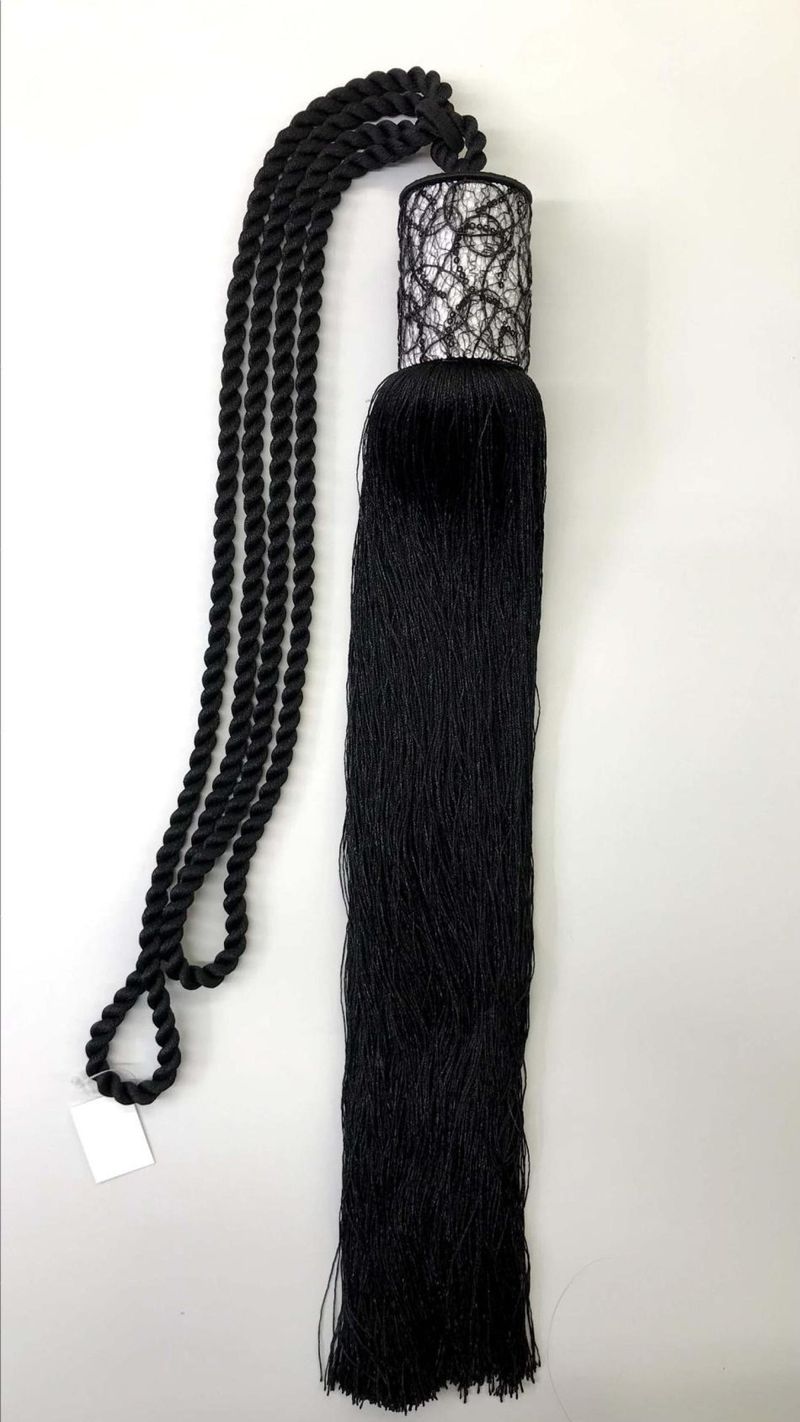 PRENDEDOR-ABRACADEIRA-DE-CORTINA-QQ-PRETO-TUBO-M-MANTA-RENDA-LUBA-ACESSORIOS-POLIESTER