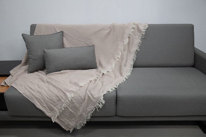 MANTA-PARA-SOFA-DECORATIVA-HEDRONS-MONTREAL-TAUPE-200X145CM
