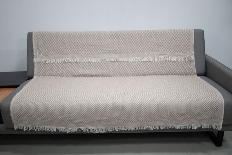 MANTA-PARA-SOFA-DECORATIVA-HEDRONS-MONTREAL-TAUPE-200X145CM