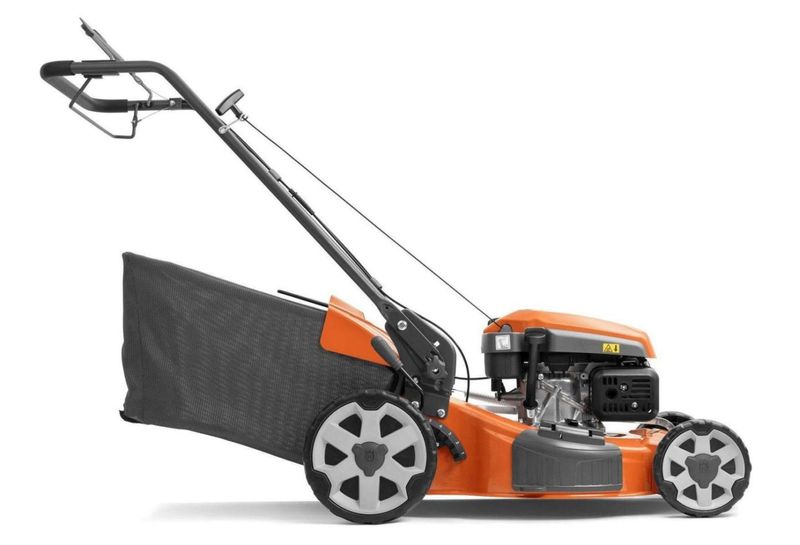 MAQUINA-DE-CORTAR-GRAMA-HUSQVARNA-A-COMBUSTAO-GASOLINA-MOTOR-4-TEMPOS-COM-TRACAO-LC151S-166CC