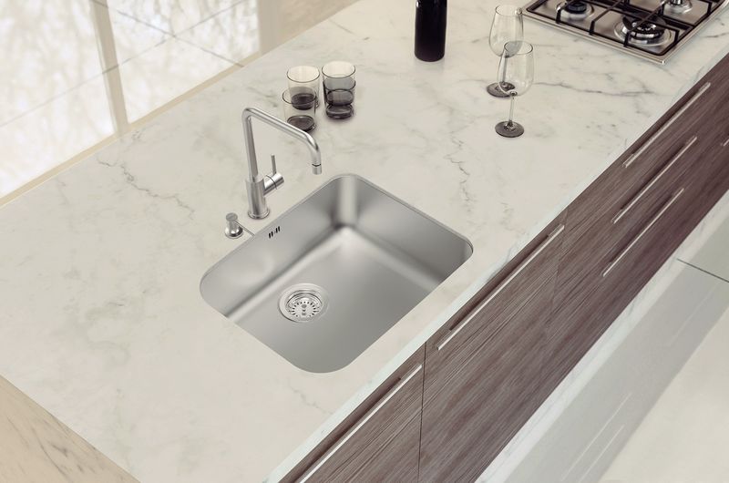 Cuba-de-Embutir-Para-Cozinha-Tramontina-em-Aco-Inox-Dora-50-BL-R6Acetinado-com-Valvula-e-Escape-50x40cm
