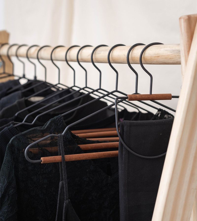 CABIDE-PARA-GUARDA-ROUPA-OIKOS-FERREIRO-PARA-LENCOL-PRETO