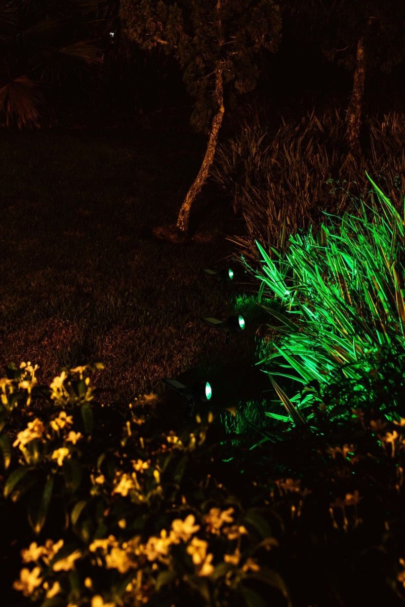 ESPETO-DE-JARDIM-LUMINARIA-SPOT-SOLAR-20LM-LUZ-VERDE-ABS-ECOFORCE-18544-PRETO