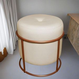 Puff Redondo Decorativo Para Sala Argola Grécia Bege Base Pés Bronze